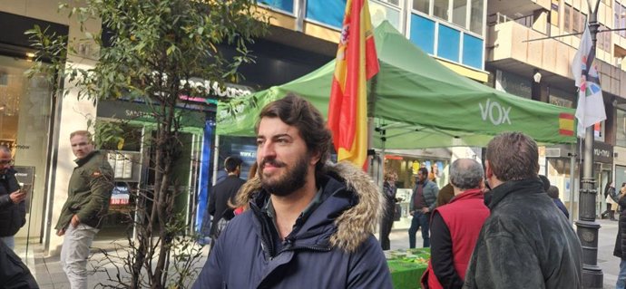 El portavoz de Vox en las Cortes de Castilla y León, Juan García-Gallardo, en la mesa informativa que el partido organiza en la calle Santiago de Valladolid