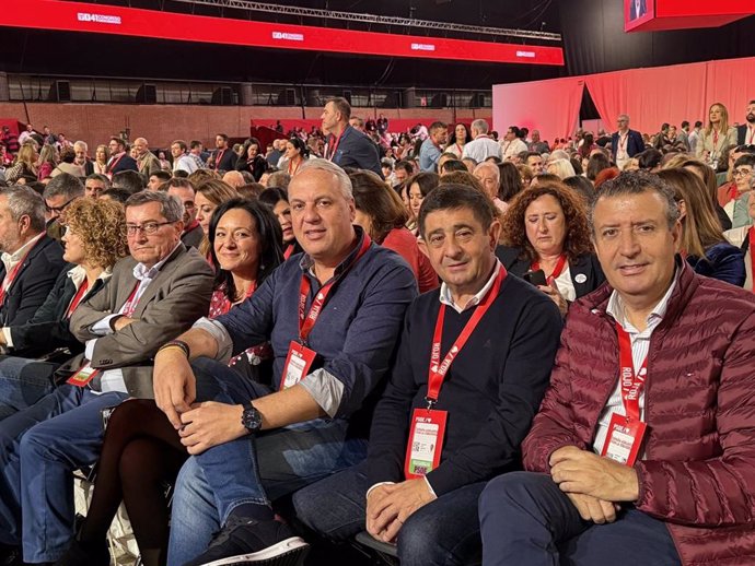 El secretario general del PSOE de Cádiz, Juan Carlos Ruiz Boix (centro), rodeado de otros secretarios provinciales del PSOE-A durante el Congreso Federal del partido en Sevilla