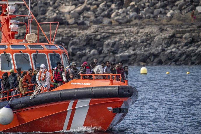 Decenas de migrantes a su llegada al Puerto de la Restinga, a 26 de noviembre de 2024, en El Hierro, Santa Cruz de Tenerife, Tenerife, Canarias (España). 