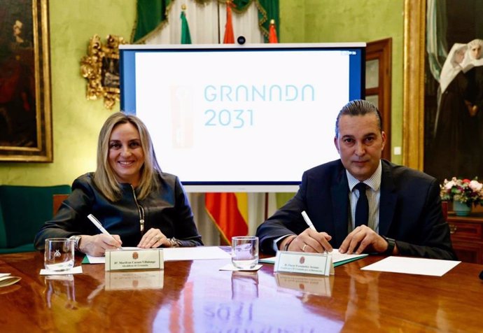 Marifrán Carazo y Óscar Fernández-Arenas durante la firma del manifiesto para adherise al programa 'Granada Capital Europea de la Cultura 2031'.