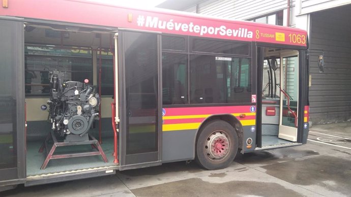 Un motor cargado en uno de los buses de Tussam para su traslado