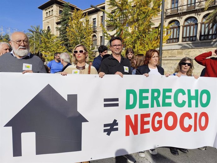 La coordinadora provincial de Izquierda Unida (IU) en Granada, María del Carmen Pérez, en la manifestación