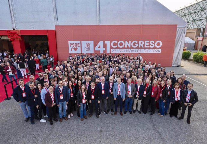 El secretario general del PSOE de Granada, Pepe Entrena, y 39 socialistas granadinos asisten al 41º Congreso Federal del PSOE en Sevilla.