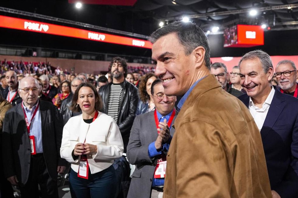 El Presidente del Gobierno de España, Pedro Sánchez, durante la inauguración del 41 Congreso Federal del PSOE en el Palacio de Congresos y Exposiciones, a 30 de noviembre de 2024 en Sevilla (Andalucía, España). El PSOE inaugura su 41 Congreso Federal e