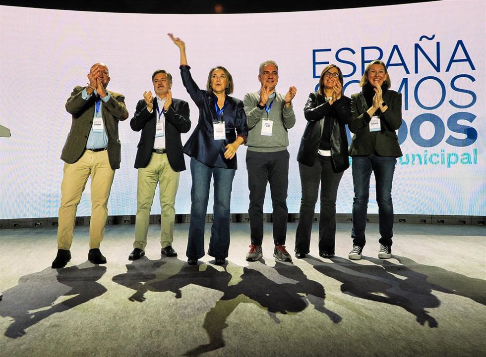 (I-2D) El alcalde de Valladolid, Jesús Julio Carnero, el secretario general del PP de Castilla y León, Francisco Vázquez, la secretaria general del PP, Cuca Gamarra, el vicesecretario de Coordinación Autonómica y Local del PP, Elías Bendodo, y la vicese