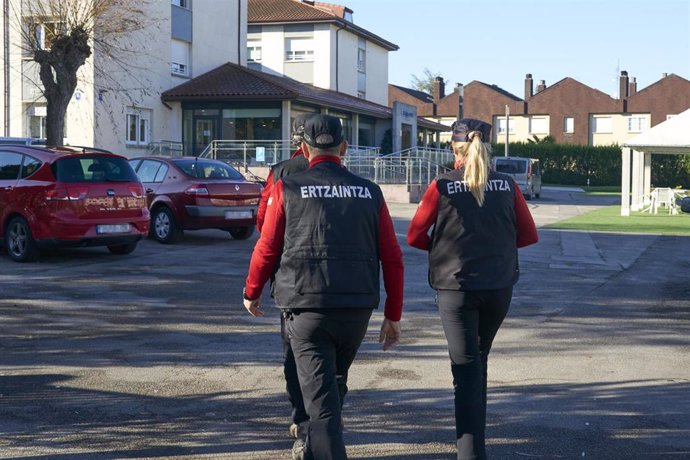 Agentes de la Ertzaintza en las inmediaciones de la residencia en la que han detenido a un usuario como presunto autor de la muerte de su compañera