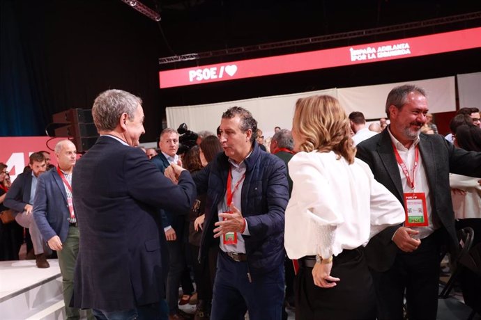 El secretario general del PSOE de Sevilla, Javier Fernández, junto al expresidente del Gobierno José Luis Rodríguez Zapatero en el Congreso Federal