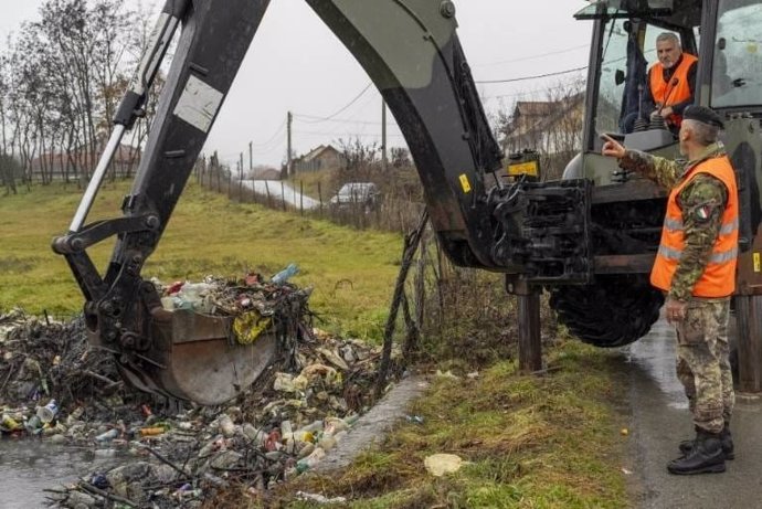 Efectivos de la KFOR limpian un canal de agua