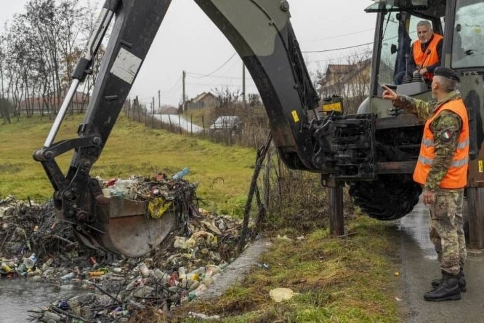 Efectivos de la KFOR limpian un canal de agua