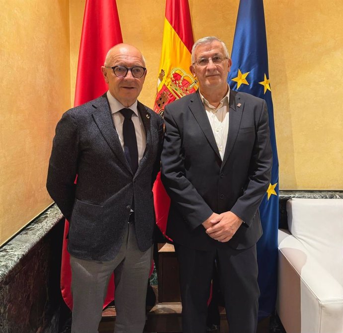 El embajador de la República Checa, Libor Sečka, con el vicepresidente Félix Taberna.