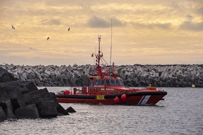 Llegada de un cayuco en el Puerto de la Restinga, a 25 de noviembre de 2024, en El Hierro, Santa Cruz de Tenerife, Tenerife, Canarias (España). Salvamento Marítimo ha activado a sus dos embarcaciones, Salvamar Adhara y Salvamar Acrux, ante el aviso de dos