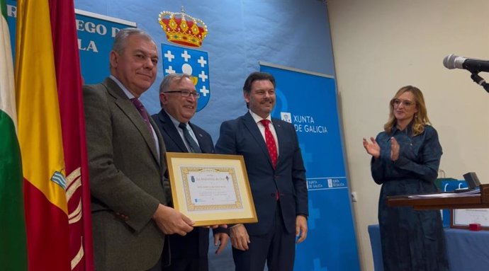 El alcalde de Sevilla, José Luis Sanz, recibe la 'Anduriña de Oro' en el Lar Gallego.