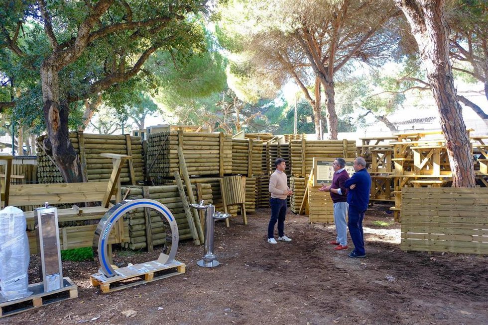 El Ayuntamiento de Marbella (Málaga) ha recibido el suministro de equipamiento y mobiliario, en el marco del Plan Turístico de Grandes Ciudades, para instalar en el Monumento Natural Dunas de Artola y la Reserva Ecológica Dunas de Marbella.