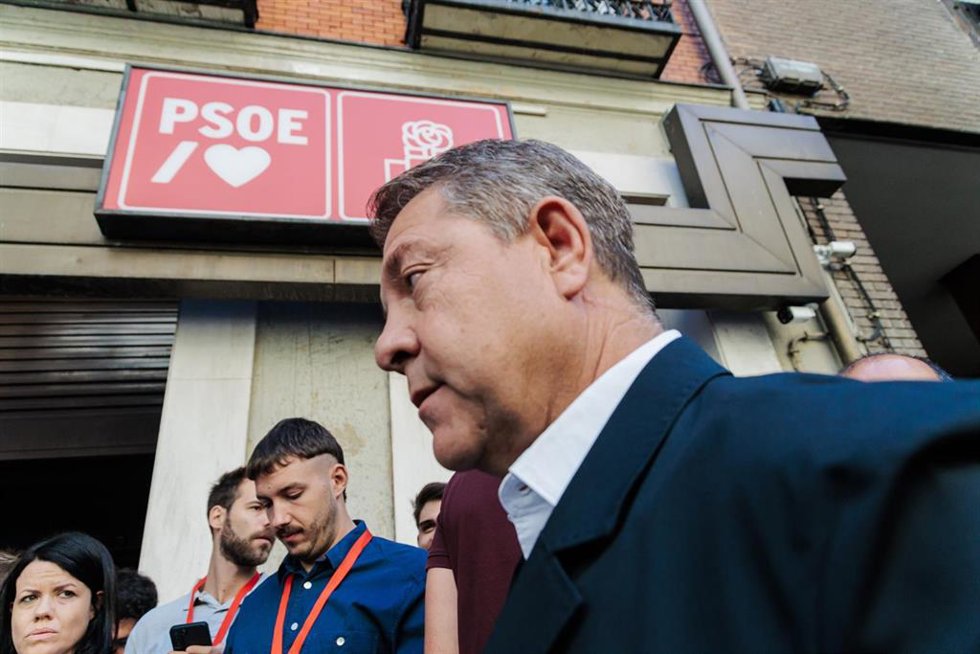 Archivo - El presidente de Castilla-La Mancha, Emiliano García-Page, atiende a los medios de comunicación a su llegada a la reunión del Comité Federal del PSOE, en la sede federal del PSOE, a 7 de septiembre de 2024, en Madrid (España). Sánchez ha presi