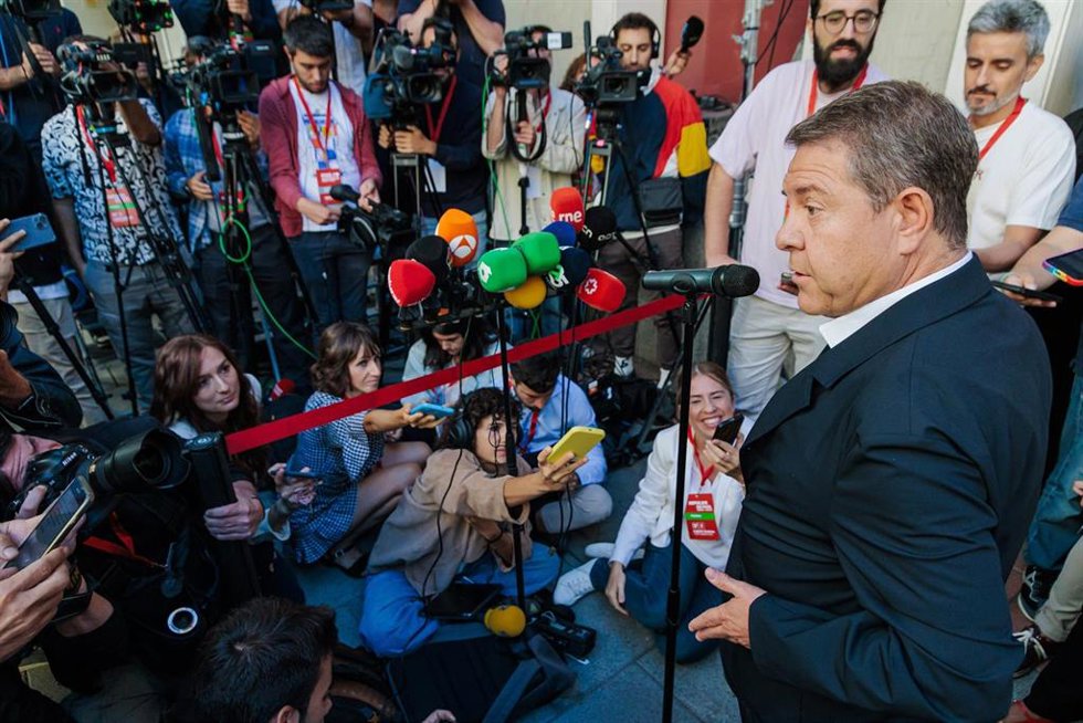Archivo - El presidente de Castilla-La Mancha, Emiliano García-Page, atiende a los medios de comunicación a su llegada a la reunión del Comité Federal del PSOE, en la sede federal del PSOE, a 7 de septiembre de 2024, en Madrid (España). Sánchez ha presi