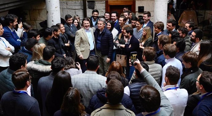 El presidente del Partido Popular, Alberto Núñez Feijóo, ha mantenido un encuentro con alcaldes y concejales jóvenes en Valladolid, en el marco de la XXVII Intermunicipal del partido. Le acompaña el presidente de CyL, Alfonso Fernández Mañueco.