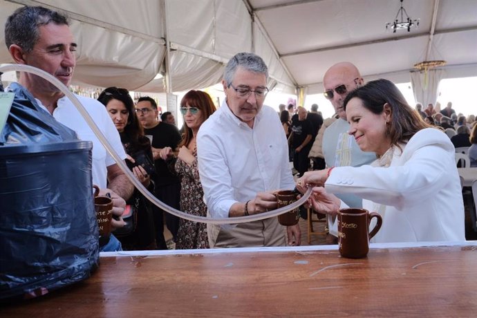 El presidente de la Diputación de Málaga, Francisco Salado, que ha visitado la localidad junto a su alcaldesa, Isabel Jiménez, ha destacado la trayectoria ya consolidada de esta festividad que cuenta con el apoyo de la institución provincial