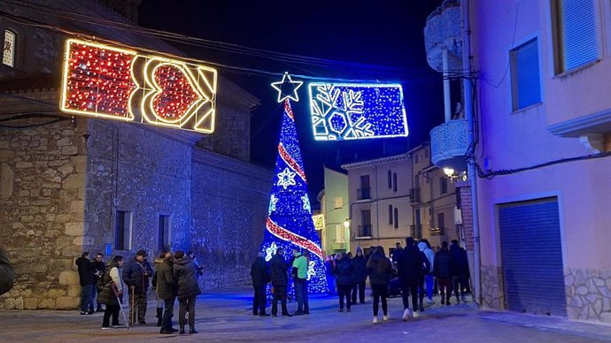 El árbol navideño que decora el centro de Utrillas.