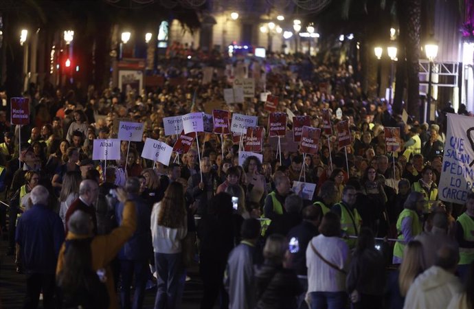 Una manifestación exige la dimisión de Carlos Mazón como 'president' de la Generalitat, un mes después de la dana, a 30 de noviembre de 2024.