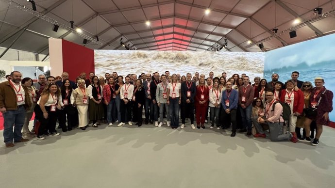 Foto de familia de la delgación del PSC-PSOE de Cantabria en Sevilla