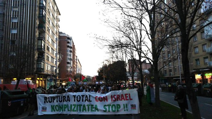 Manifestación en Pamplona para reclamar la ruptura de relaciones con Israel.