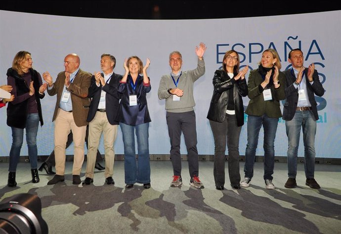 El alcalde de Valladolid, Jesús Julio Carnero (2i), el secretario general del PP de Castilla y León, Francisco Vázquez (3i), la secretaria general del PP, Cuca Gamarra (4i), el vicesecretario de Coordinación Autonómica y Local del PP, Elías Bendodo (4d), 