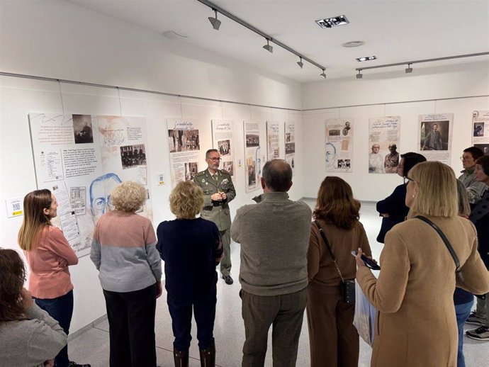 El subdelegado de Defensa en Huesca, el coronel Rafael Matilla, en la inauguración de la exposición dedicada a Fidel Pagés