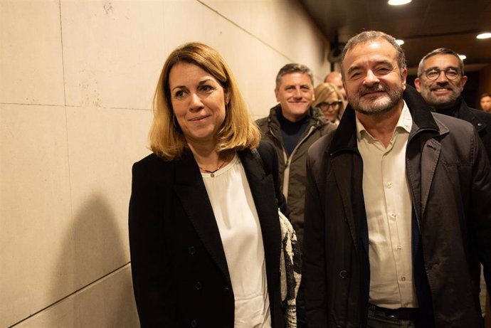 La candidata de 'Foc Nou' a presidir ERC, Helena Solà, y el candidato a secretario general, Alfred Bosch, llegan a la sede de ERC.