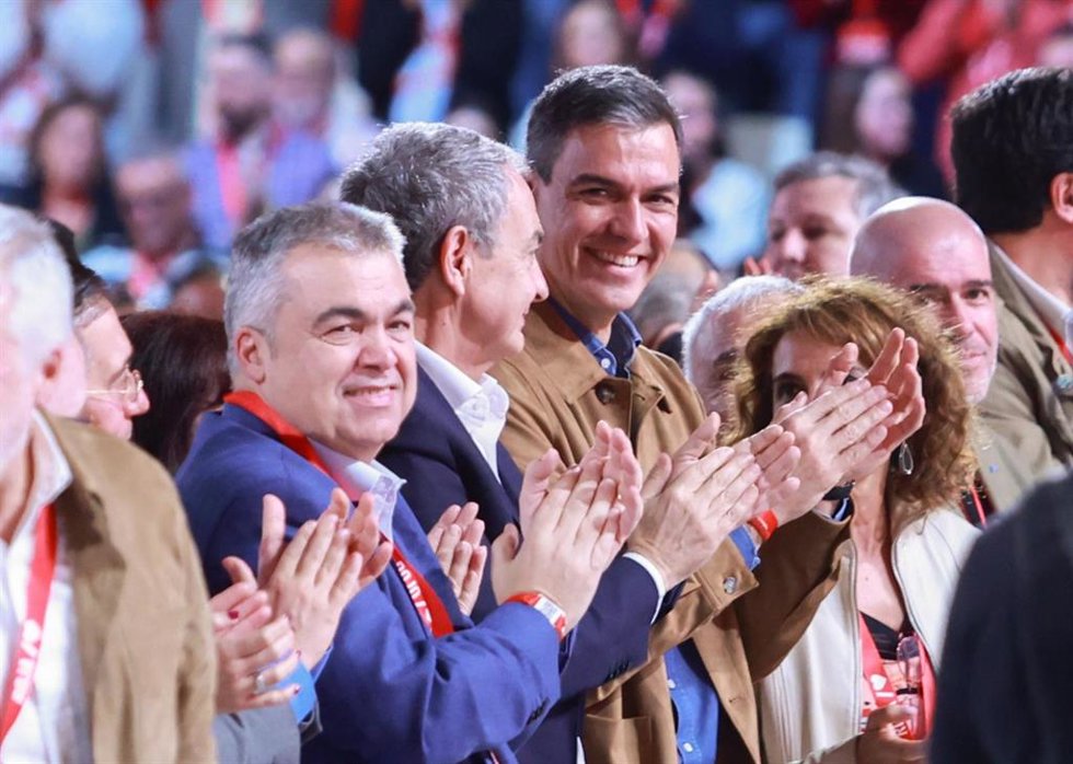 El secretario de Organización del PSOE, Santos Cerdán (i), el expresidene del gobierno José Luis Rodríguez Zapatero (c) y el presidente del Gobierno y secretario general, Pedro Sánchez(d), durante la inauguración del 41 Congreso Federal del PSOE en el 