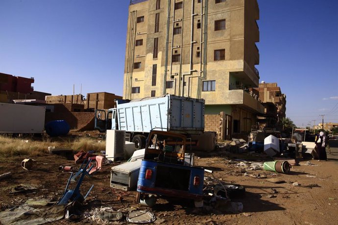 Archivo - KHARTOUM, Oct. 29, 2024  -- Photo taken on Oct. 28, 2024 shows items scattered on a street in Bahri city, north of Khartoum, Sudan. The International Organization for Migration (IOM) said on Tuesday that more than 14 million people had fled thei