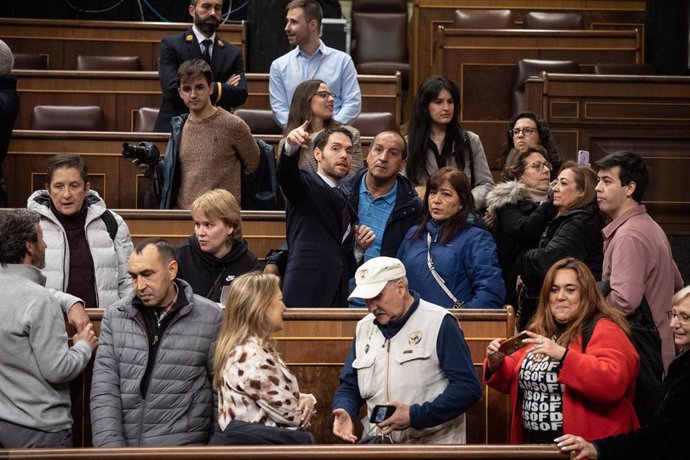 Ciudadanos en el hemiciclo durante la Jornada de Puertas Abiertas, en el Congreso de los Diputados, a 29 de noviembre de 2024, en Madrid (España). Durante hoy y mañana, 30 de noviembre, se celebran en el Congreso las 28ª Jornadas de Puertas Abiertas. Las 