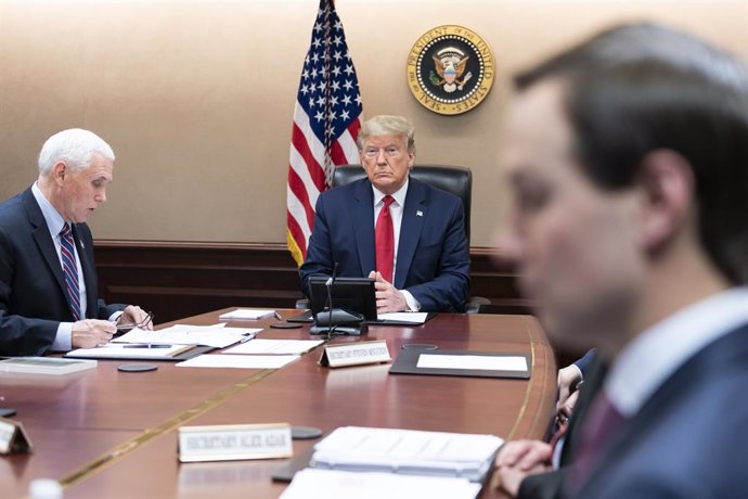 Archivo - March 26, 2020, Washington, DC, United States of America: U.S President Donald Trump joined by Vice President Mike Pence, participates in a governors video teleconference on partnership to prepare, mitigate and respond to COVID-19  in the Situat