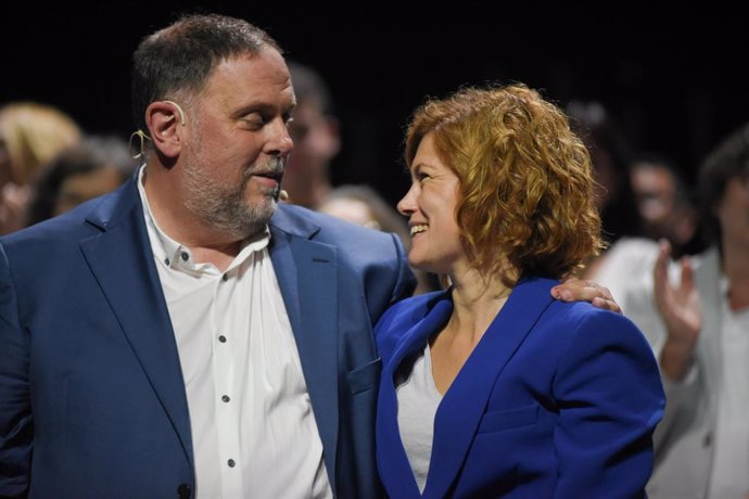 Archivo - El expresidente de ERC, Oriol Junqueras y la líder de ERC en el Ayuntamiento de Barcelona, Elisenda Alamany, durante la presentación de la candidatura 'Militancia Decidim', en el Teatre La Passió, a 21 de septiembre de 2024, en Olesa de Montserr