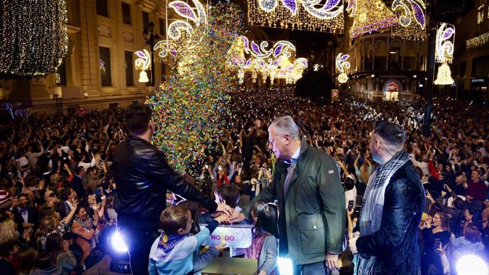 El alcalde de Sevilla, José Luis Sanz en el acto del encendido del alumbrado navideño.