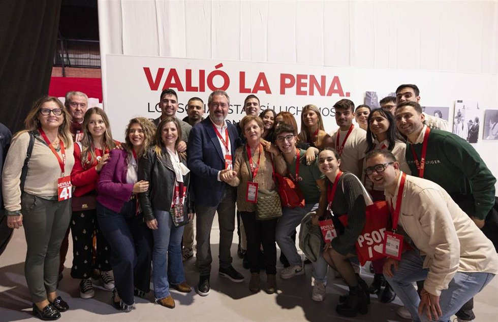 El secretario general del PSOE-A, Juan Espadas, con jóvenes socialistas en el 41 Congreso federal del PSOE.