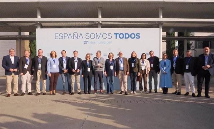 El secretario general del PP de Madrid, Alfonso Serrano (3i), el presidente provincial de Valladolid, Conrado Íscar (5i), el secretario general del PP de Castilla y León, Francisco Vázquez (6i), el vicesecretario de Coordinación Autonómica y Local del PP,