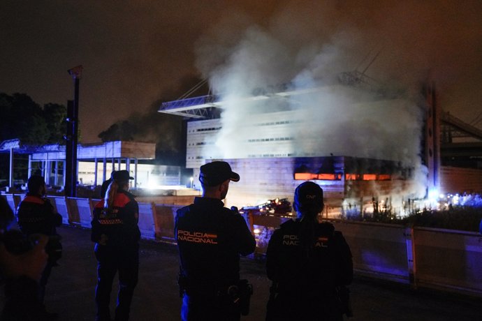 Efectivos de la Policía Local vigilan el incendio producido en el Auditorio Rocío Jurado de Sevilla. A 30 de noviembre de 2024, en Sevilla (Andalucía, España).