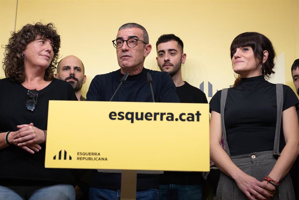 El candidato a la Presidencia de ERC, Xavier Gods (c), comparece antes los medios de comunicación tras la primera vuelta de la jornada electoral por el 30 Congreso Nacional de ERC, en su sede, a 30 de noviembre de 2024, en Barcelona, Catalunya (España)