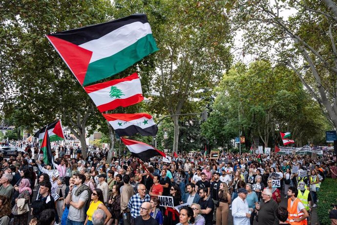 Archivo - Cientos de personas durante una manifestación a favor de Palestina, de Atocha a Sol, a 5 de octubre de 2024, en Madrid (España). Organizada por la Red Solidaria contra la Ocupación de Palestina (RESCOP), la movilización se convoca al cumplirse u