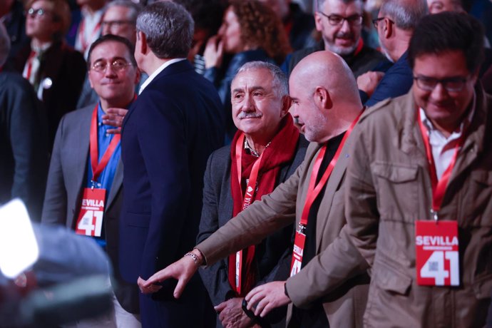 El secretario general de UGT, Pepe Álvarez y el secretario general de CCOO, Unai Sordo, durante la inauguración del 41º Congreso Federal del PSOE en el Palacio de Congresos y Exposiciones, a 30 de noviembre de 2024 en Sevilla (Andalucía, España). El PSOE 