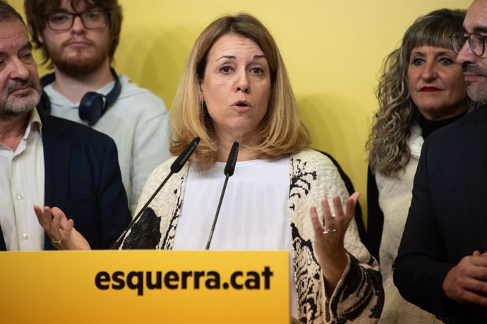 La candidata a la Presidència d'ERC, Helena Solà (c), compareix abans els mitjans de comunicació després de la primera volta de la jornada electoral pel 30 Congrés Nacional d'ERC, a la seva seu, a 30 de novembre de 2024, a Barcelona, Catalunya (Espanya). 