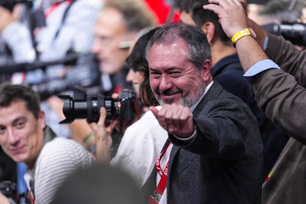 El secretario general del PSOE de Andalucía y portavoz del Grupo Parlamentario Socialista en el Senado, Juan Espadas, durante los premios Rosa Manzano en el primer día del 41 Congreso Federal del PSOE en el Palacio de Congresos y Exposiciones, a 29 de n
