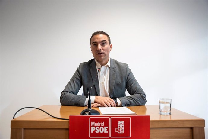 El portavoz del PSOE de Madrid en la Asamblea de Madrid, Juan Lobato, ofrece una declaración institucional en la Asamblea de Madrid, a 26 de noviembre de 2024, en Madrid (España).