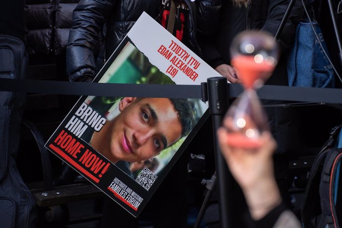 Archivo - January 12, 2024, Manhattan, Ny, United States: A sign of Irsaeli hostage Edan Alexander is held by a demonstrator with a hourglass in the foreground during a rally demanding for the release of Israeli hostages kidnapped by Hamas at Dag Hammarsk