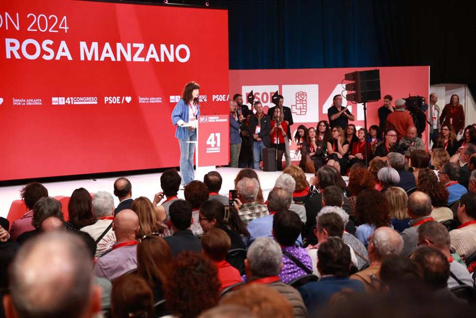 La ministra de Igualdad, Ana Redondo, interviene en el Congreso Federal del PSOE en el acto de entrega de los Premios Rosa Manzano, en el primer día del 41 Congreso Federal del PSOE en el Palacio de Congresos y Exposiciones, a 29 de noviembre de 2024 en