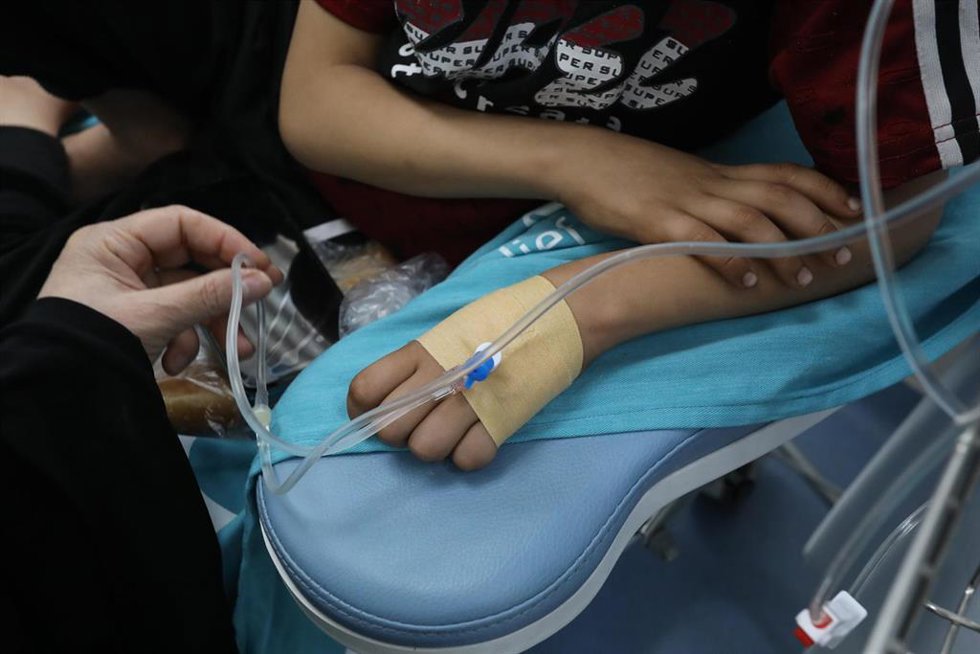 Archivo - Imagen de archivo de un niño de Gaza convaleciente en un hospital