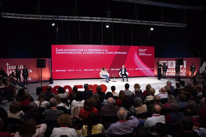 El expresidente José Luis Rodríguez Zapatero, y la vicesecretaria general del PSOE y vicepresidenta primera del Gobierno y ministra de Hacienda, María Jesús Montero, durante el ágora 'Adelantando por la izquierda a la desinformación' dentro del Congreso F