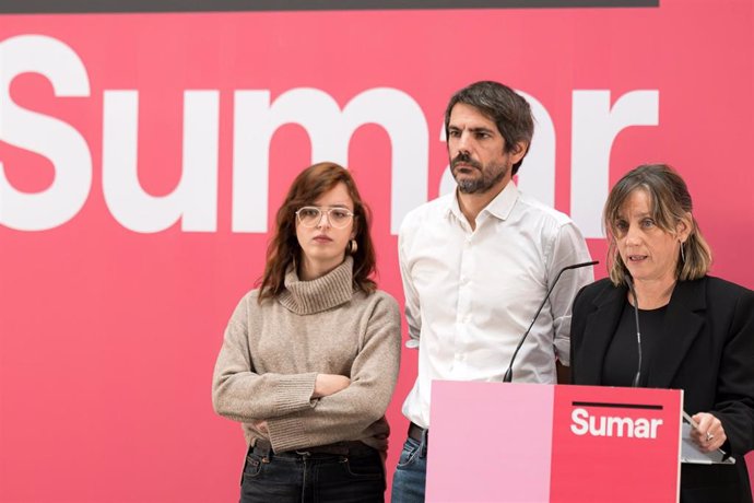 Archivo - (I-D) La secretaria de Comunicación de Sumar, Elizabeth Duval; el portavoz de Sumar, Ernest Urtasun y la secretaria de Feminismos de Sumar, Amanda Andrades, durante una rueda de prensa, en el Espacio Larra, a 26 de octubre de 2024, en Madrid (Es