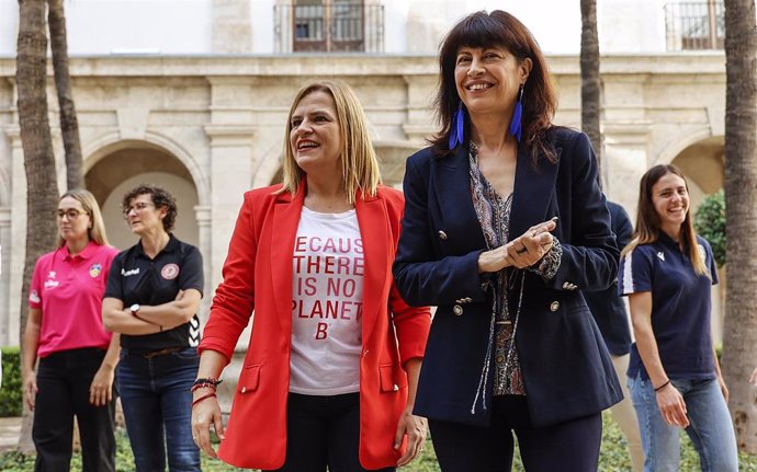 Archivo - La delegada del Gobierno en la Comunidad Valenciana, Pilar Bernabé (c), y la ministra de igualdad, Ana Redondo (2d), durante un encuentro con las jugadoras del Valencia Basket, Valencia CF y Levante UD, en la delegación del Gobierno en la Comuni