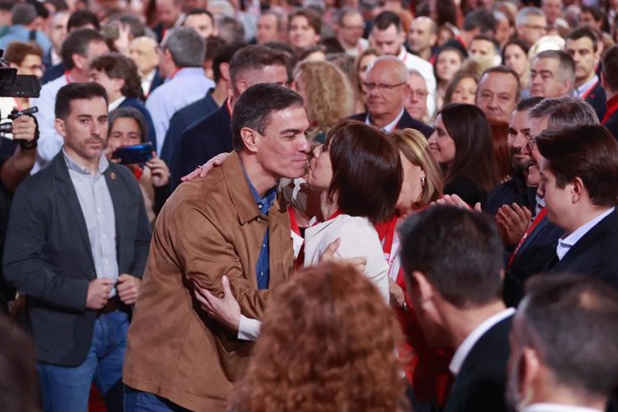 El presidente del Gobierno y secretario general, Pedro Sánchez, y la Ministra de Universidades, Diana Morant, durante la inauguración del 41º Congreso Federal del PSOE en el Palacio de Congresos y Exposiciones, a 30 de noviembre de 2024 en Sevilla (Andalu